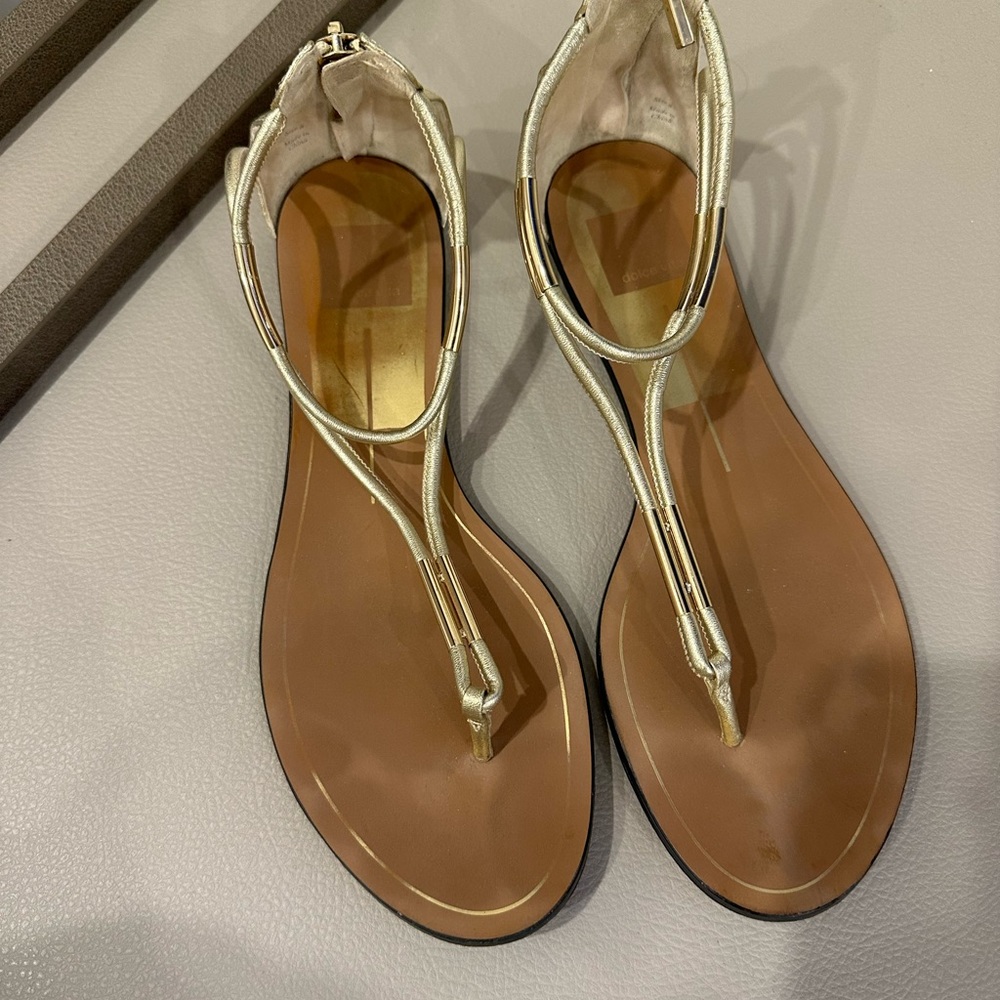 Use t-strap gold sandals